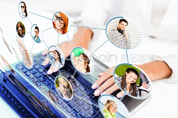 社交網絡、通信技術與互聯網時代下的職場新貌 筆記本電腦前的女商人